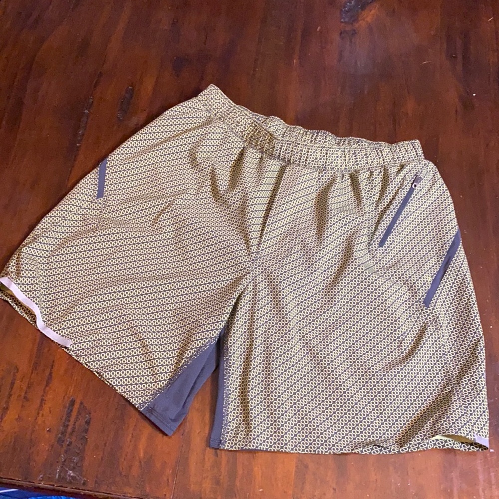 LULULEMON ATHLETIC SHORTS🖤